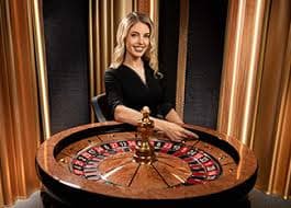 Tampilan meja Caribbean Stud Poker di warung 225 dengan dealer langsung
